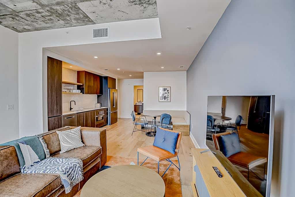 Austin Rainey Street condo w/private  balcony, rooftop pool & gym
