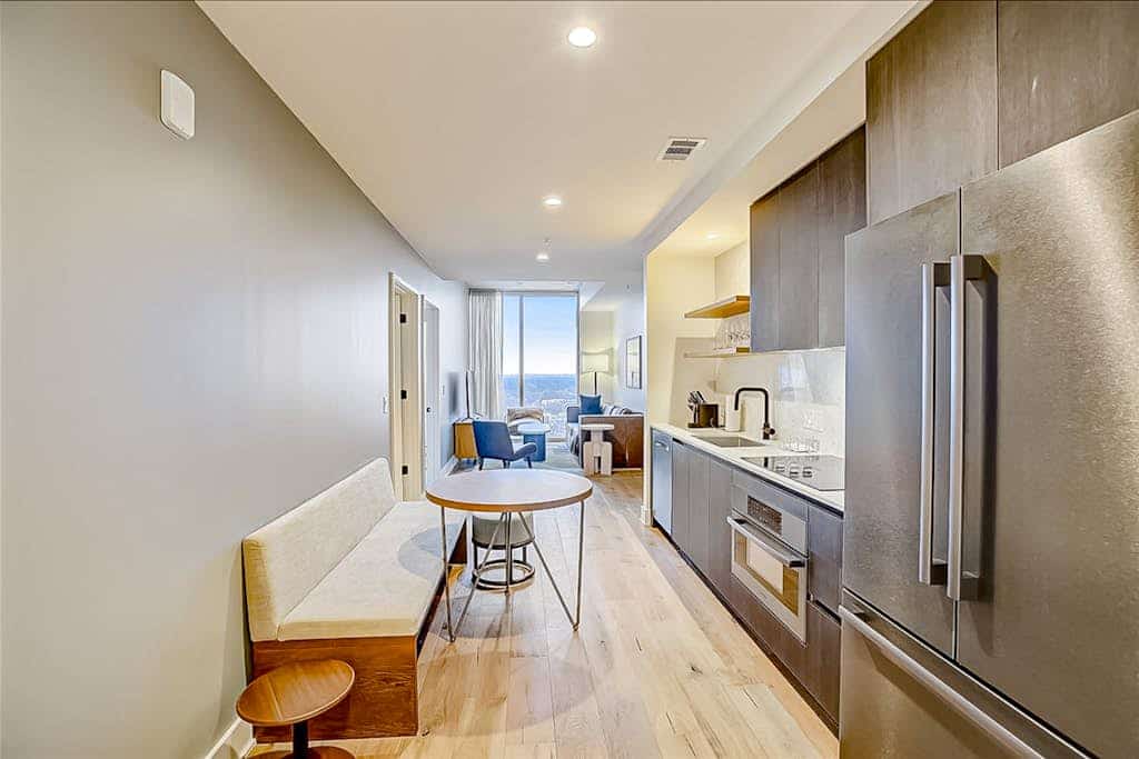 17th-floor condo with pool and fitness room, fast WiFi, and washer/dryer