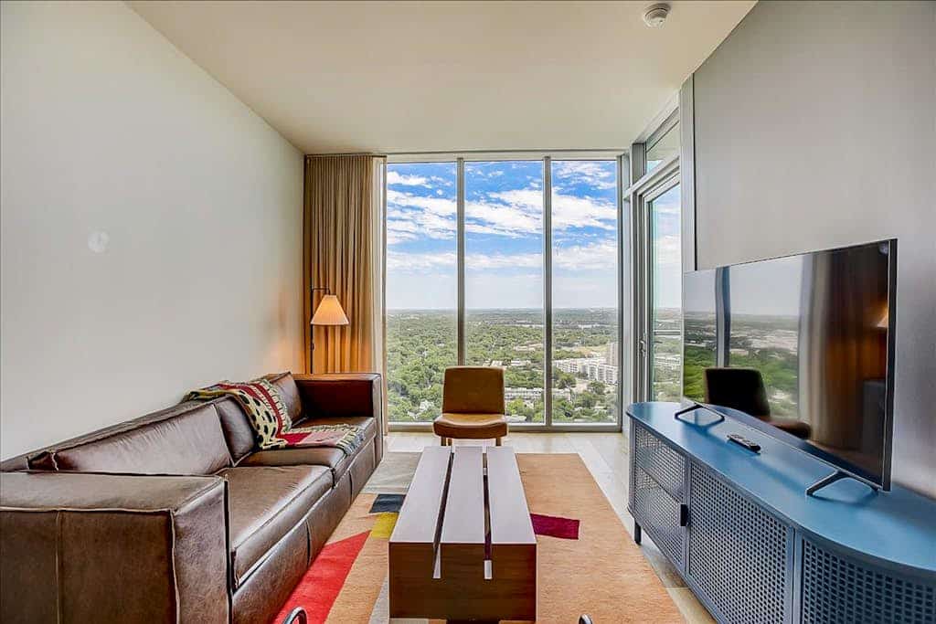 Top floor Historic Rainey St condo with balcony, rooftop pool & gym