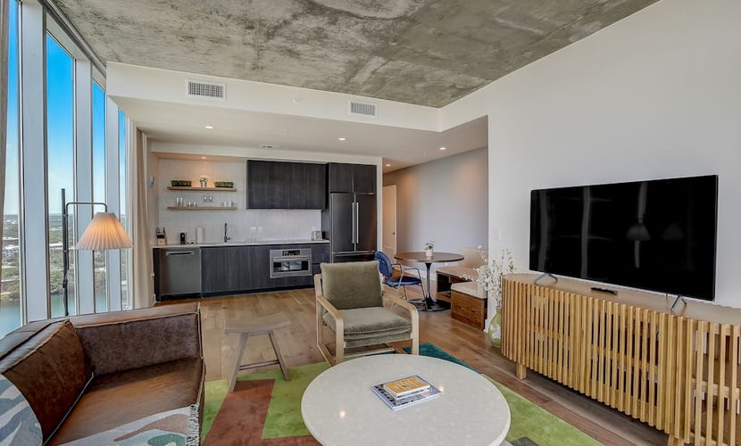 Historic Rainey Street condo w/balcony, rooftop pool, fitness center - dog ok