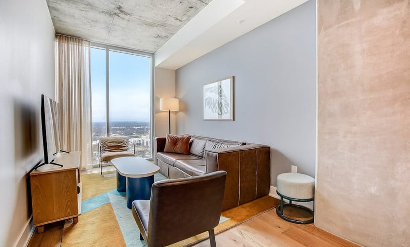 Natiivo Rainey Street condo - views & full kitchen - rooftop pool & gym