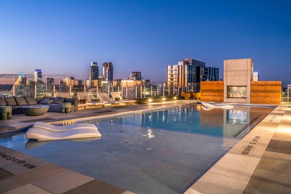 Natiivo Rainey Street condo - views & full kitchen - rooftop pool & gym