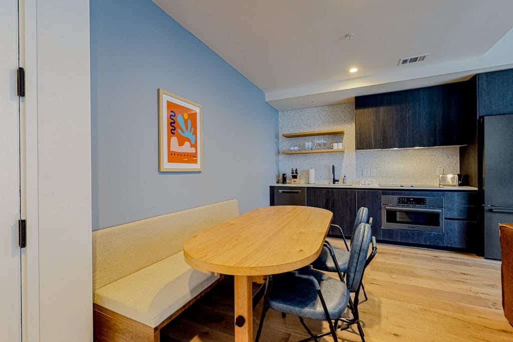 28th-floor luxe condo with lakeview balcony, rooftop pool