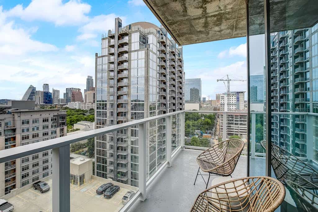 16th floor condo w/rooftop pool & walkable location