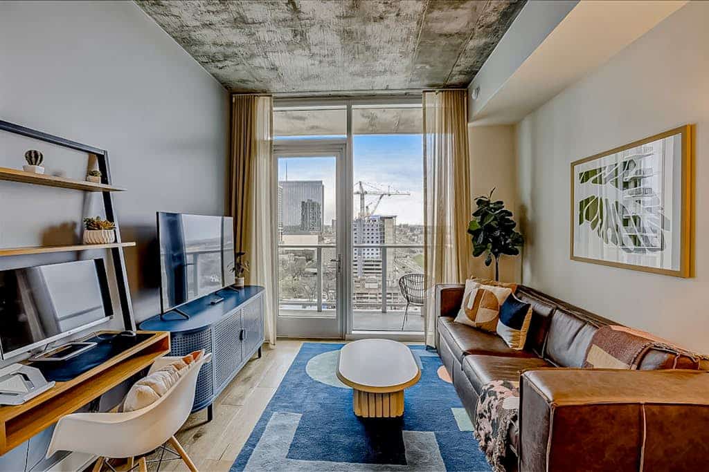 Rainey Street high-rise condo w/city-view balcony, rooftop pool, gym - Brand new