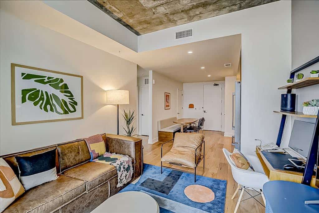 Rainey Street high-rise condo w/city-view balcony, rooftop pool, gym - Brand new