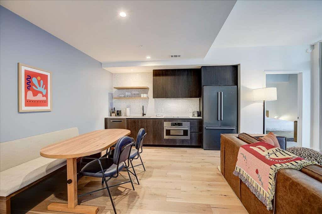 Stunning Rainey Street condo w/city-view balcony, rooftop pool, gym