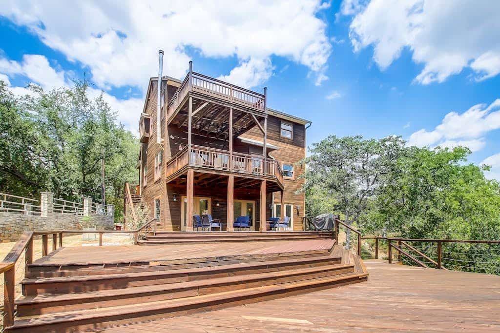 Countryside 3-story home with game room, WFH office & guest house with kitchen