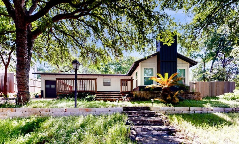 Single-story home with furnished patio, fast WiFi, washer/dryer, & central AC
