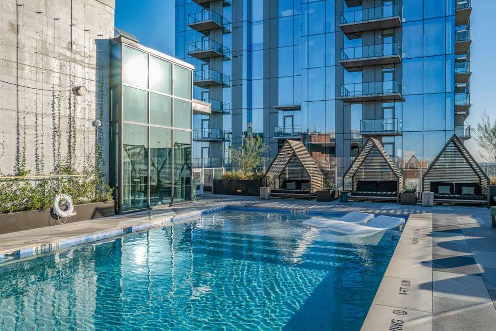 Modern and cozy condo with balcony and water view, rooftop pool, gym, firepit