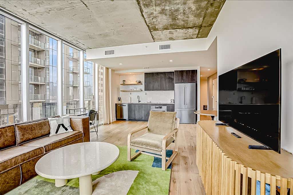 Natiivo corner condo with scenic lake-view balcony - rooftop pool & gym