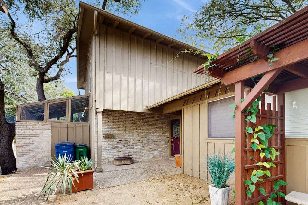 Charming, dog-friendly townhouse w/private gas grill, patio, & near downtown