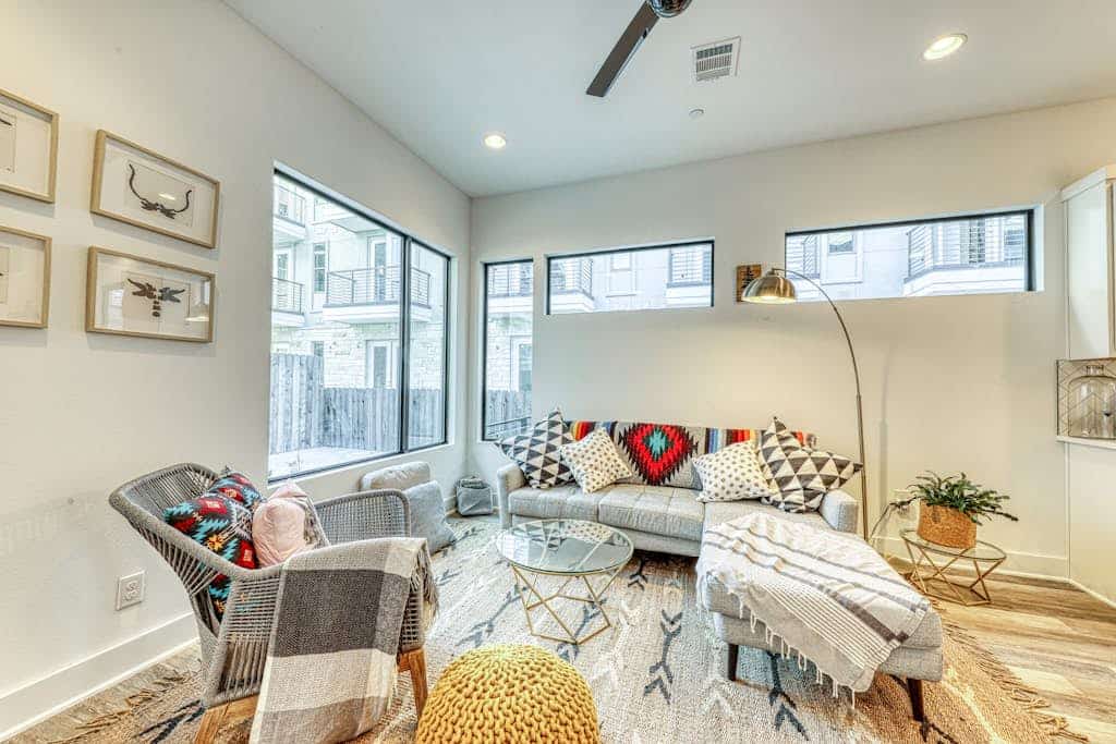 Dog-friendly, two story condo w/deck and outdoor dining area -near downtown