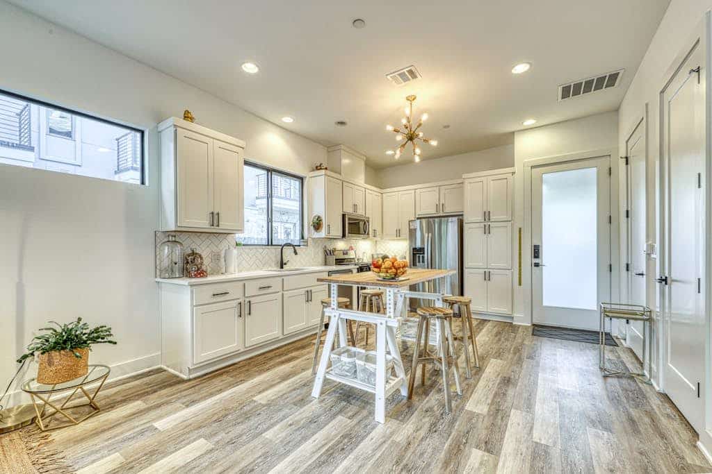 Dog-friendly, two story condo w/deck and outdoor dining area -near downtown