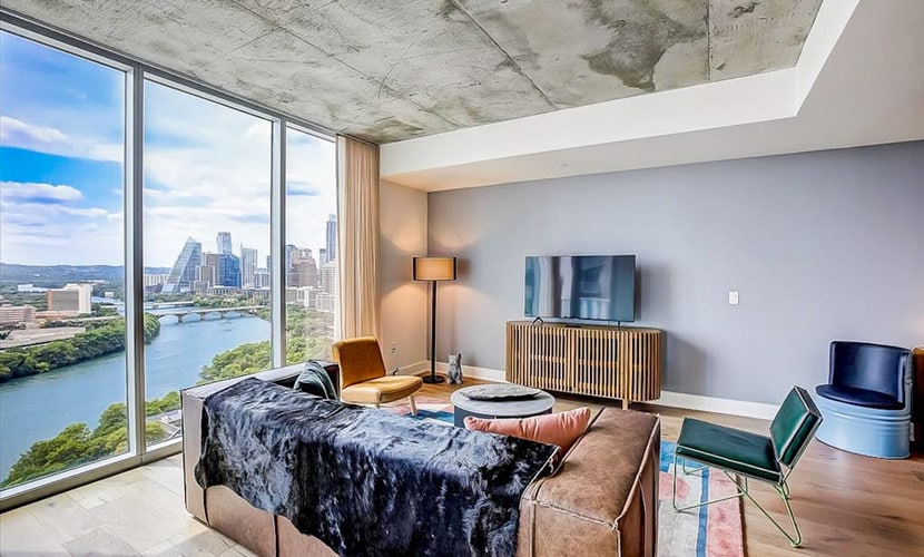 Austin Rainey St. corner condo - lake views & two balconies - pool & gym