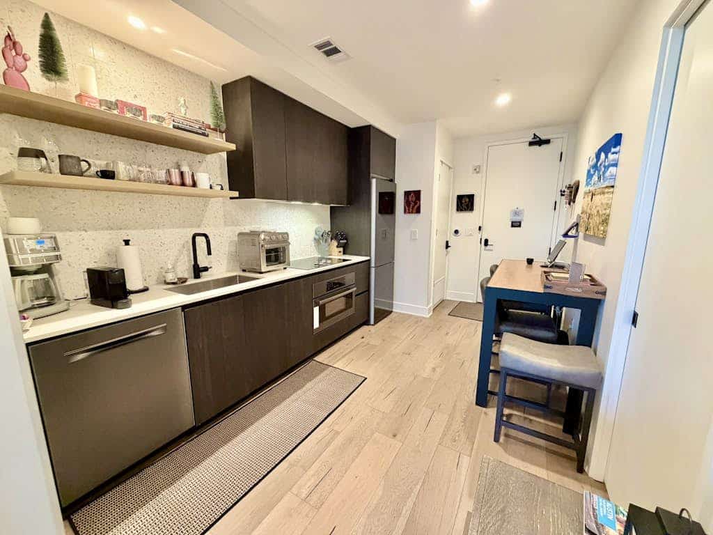 Natiivo Sky Cottage king studio with balcony & rooftop pool