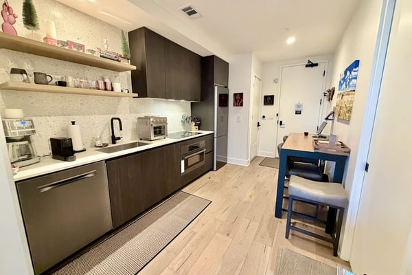 Natiivo Sky Cottage king studio with balcony & rooftop pool