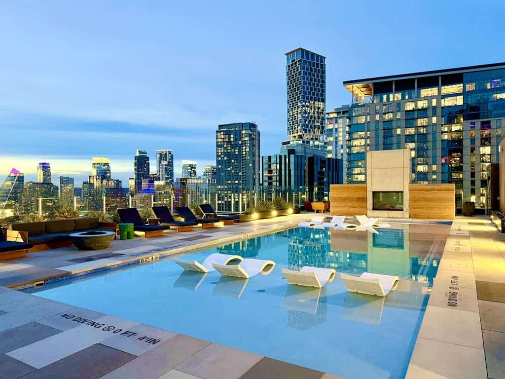 Natiivo Sky Cottage king studio with balcony & rooftop pool