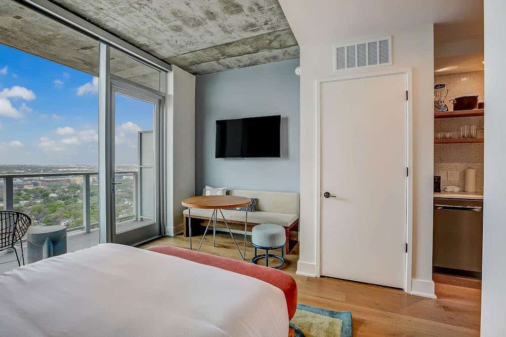 Austin Rainey Street studio - lake & skyline-view balcony, rooftop pool & gym