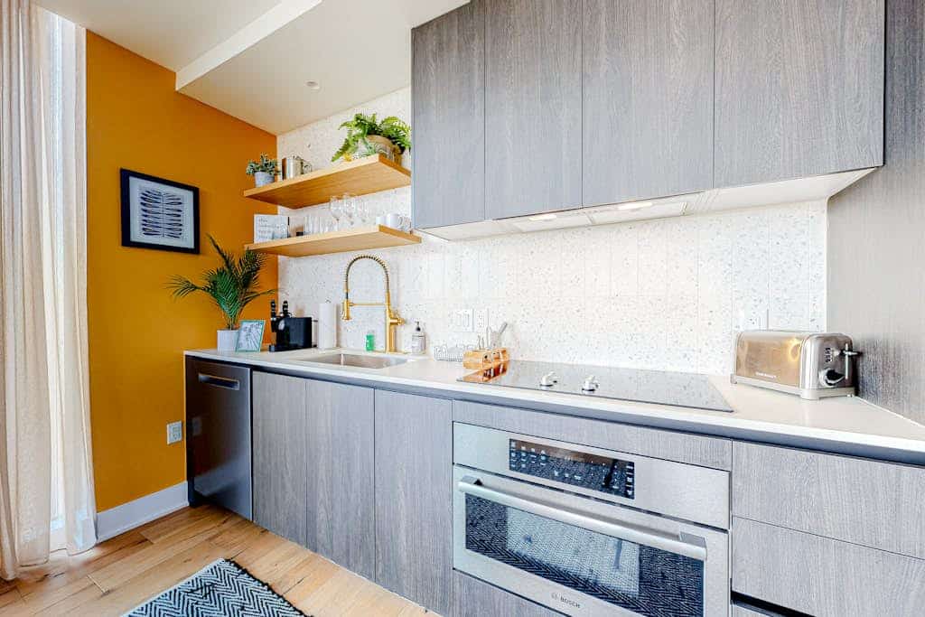 Rainey Street condo w/city-view balcony, rooftop pool & gym - Dogs OK