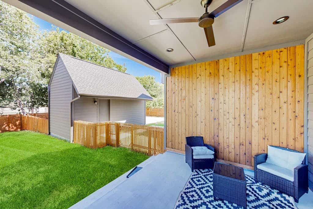Fantastic townhouse with enclosed backyard and high-speed internet