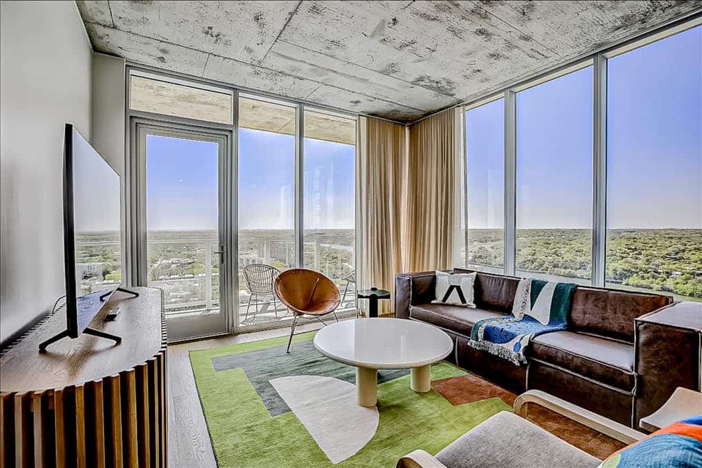 24th floor - Corner condo - lake-view balcony - rooftop pool & gym