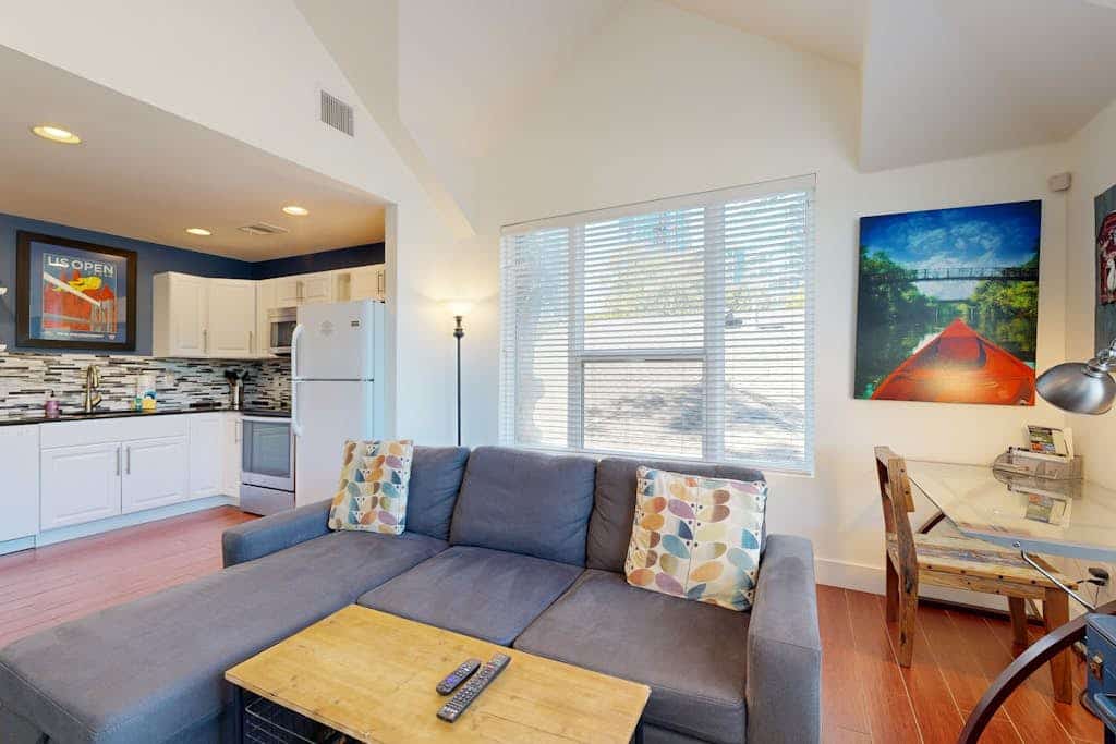 Modern, Dog-Friendly Flat with WiFi & Garage Parking - Unbeatable Location