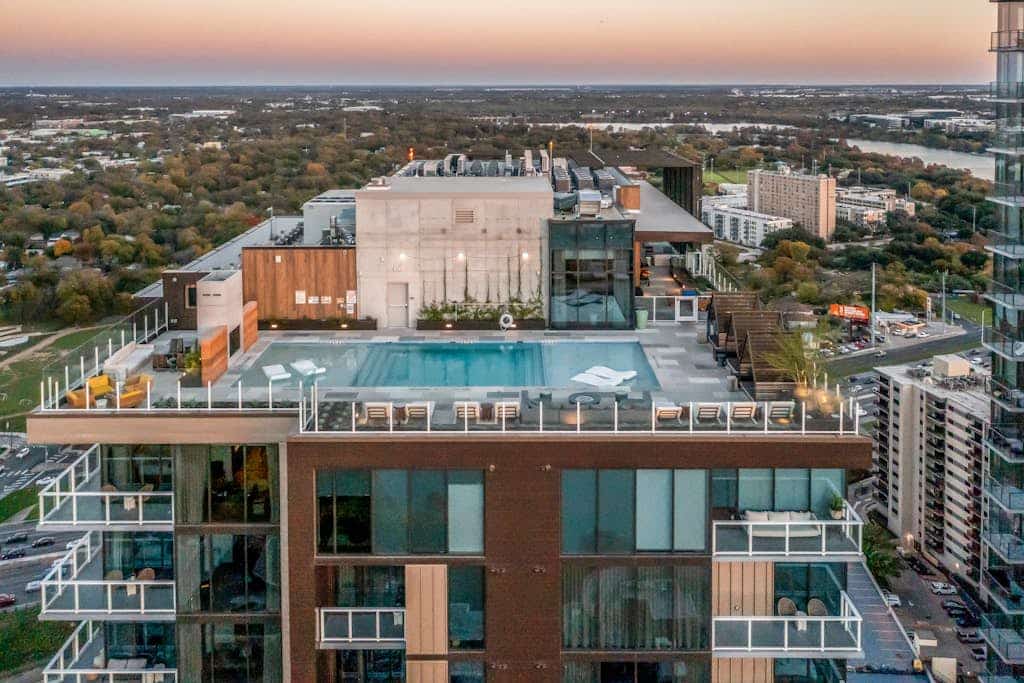 Natiivo Austin corner condo with lake-view balcony, rooftop pool & gym