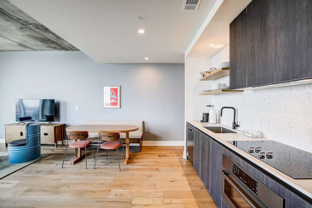 Natiivo Austin corner condo with lake-view balcony, rooftop pool & gym