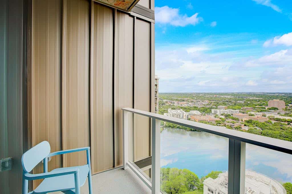 30th-floor Historic Rainey St condo with lakeview balcony - dog-friendly
