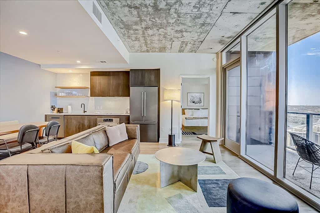Natiivo Austin condo - awesome lake-view balcony - rooftop pool & gym