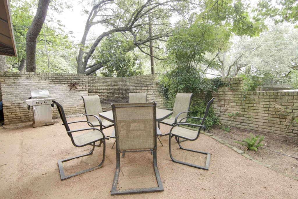 Romantic townhouse with private entrance, private patio, WiFi, and full kitchen