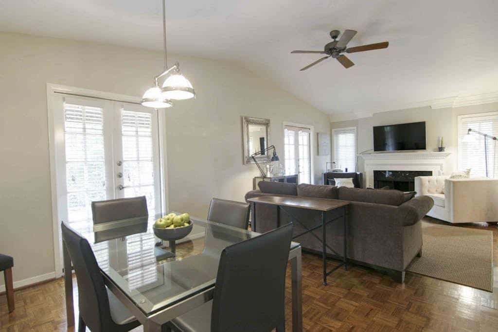 Romantic townhouse with private entrance, private patio, WiFi, and full kitchen