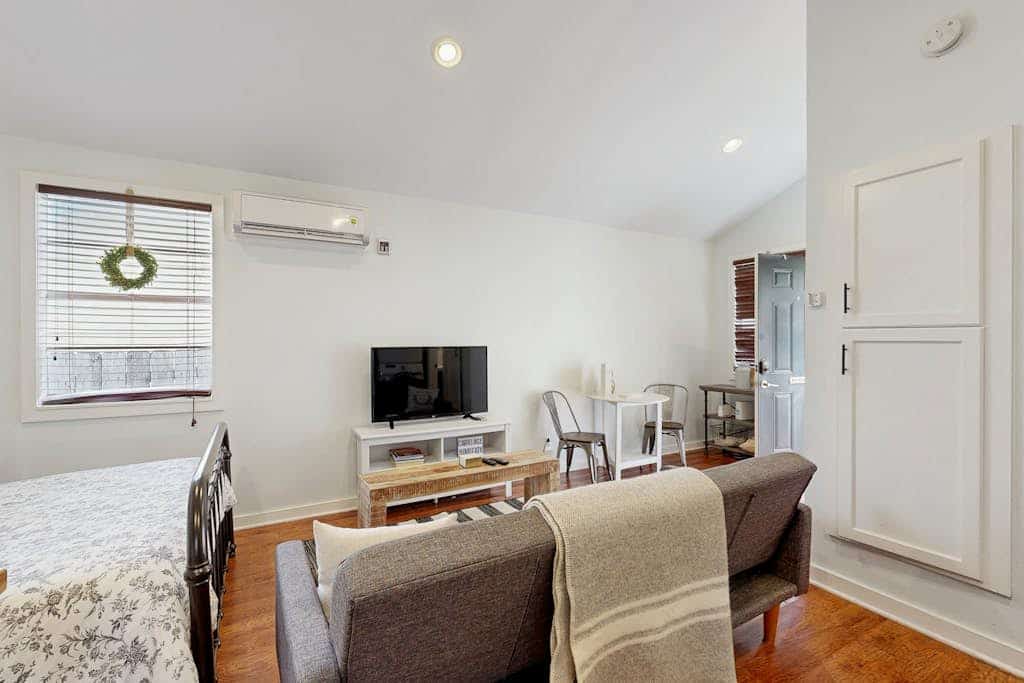 Charming guesthouse with full kitchen, private entrance & fenced patio