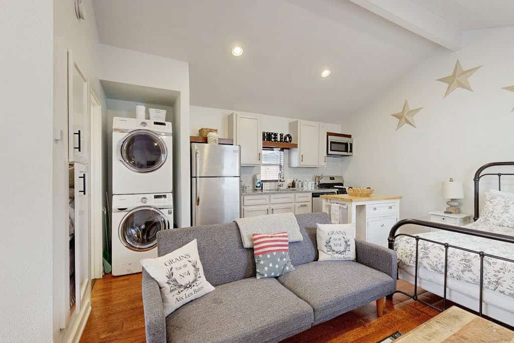 Charming guesthouse with full kitchen, private entrance & fenced patio