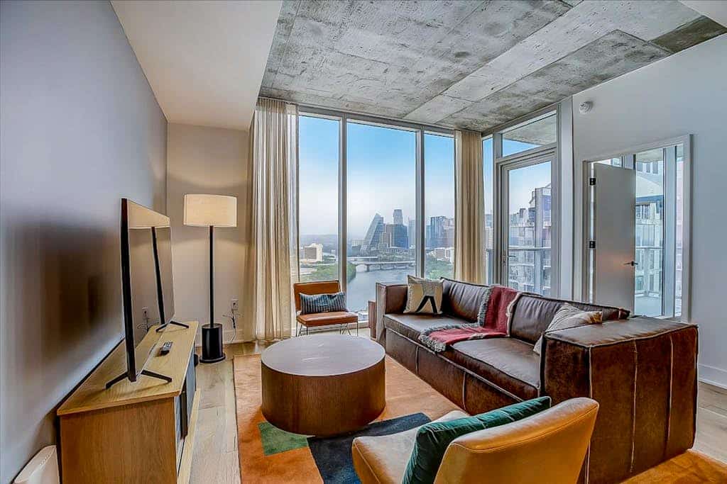 23rd floor corner condo w/scenic sunset & lake-view balcony - rooftop pool & gym