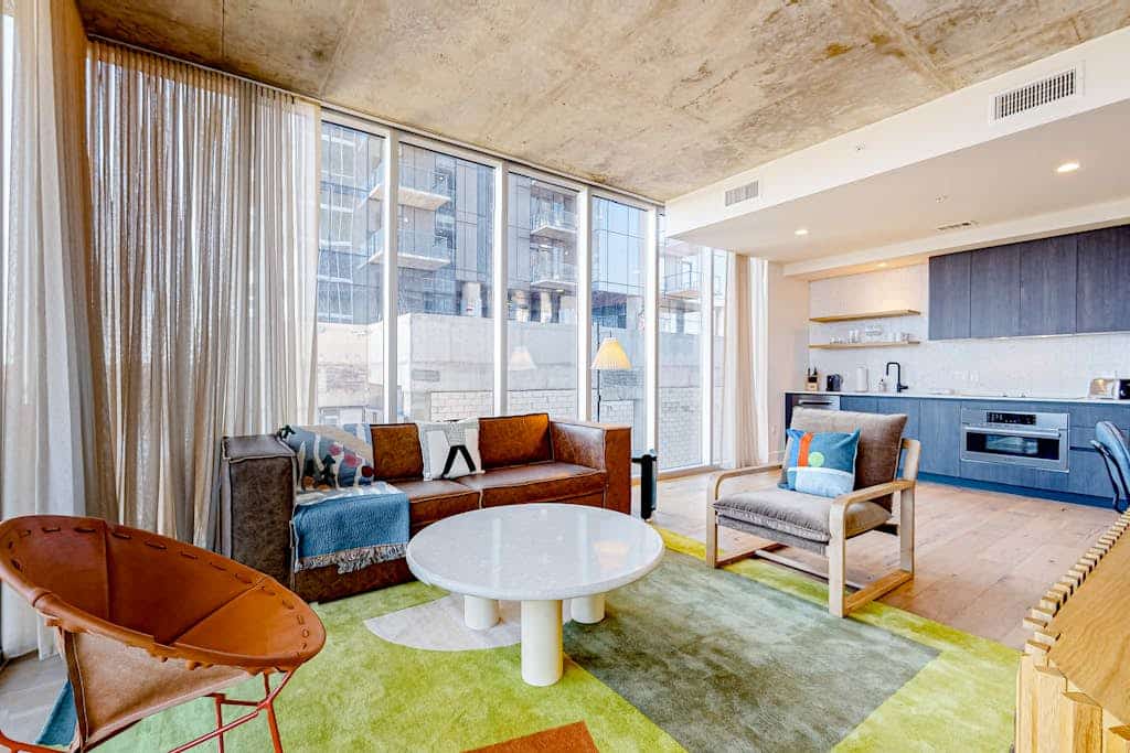 13th floor corner condo, lake-view balcony, rooftop pool & gym, dog-friendly
