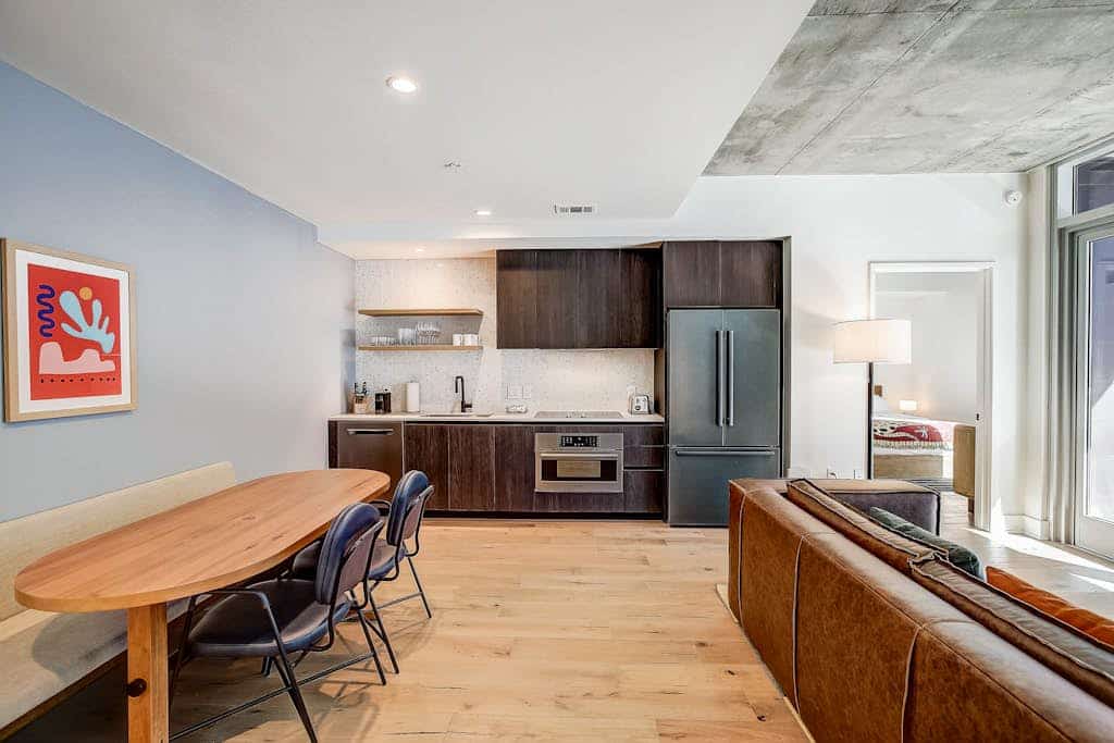Austin Rainey Street condo w/2 suites & lake-view balcony, rooftop pool & gym