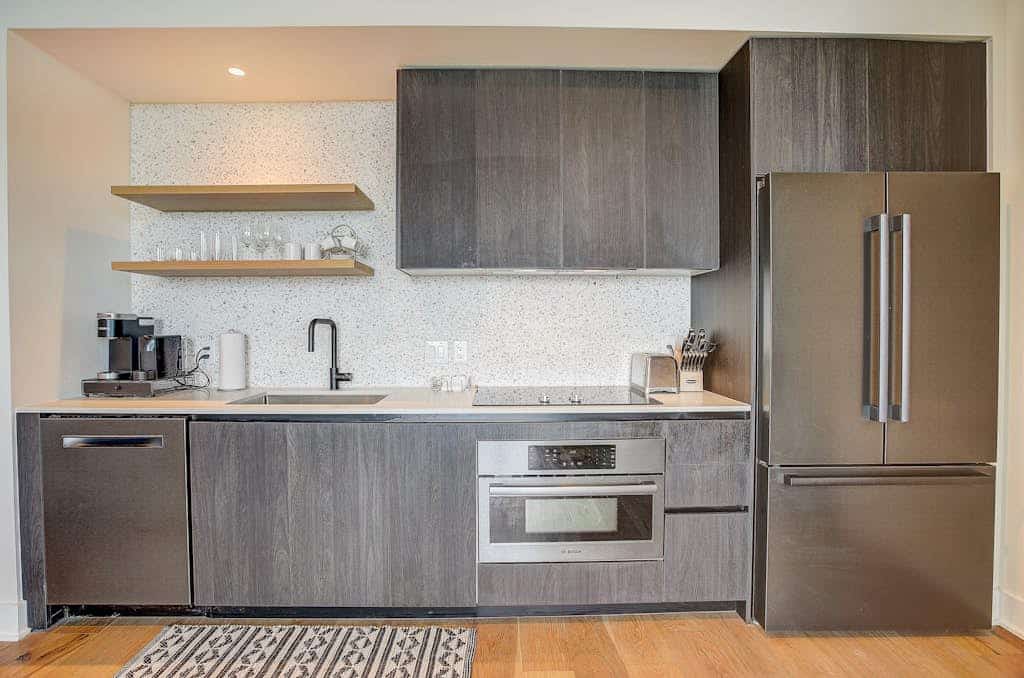 Luxe Rainey St corner condo with lakeview balcony, rooftop pool & gym