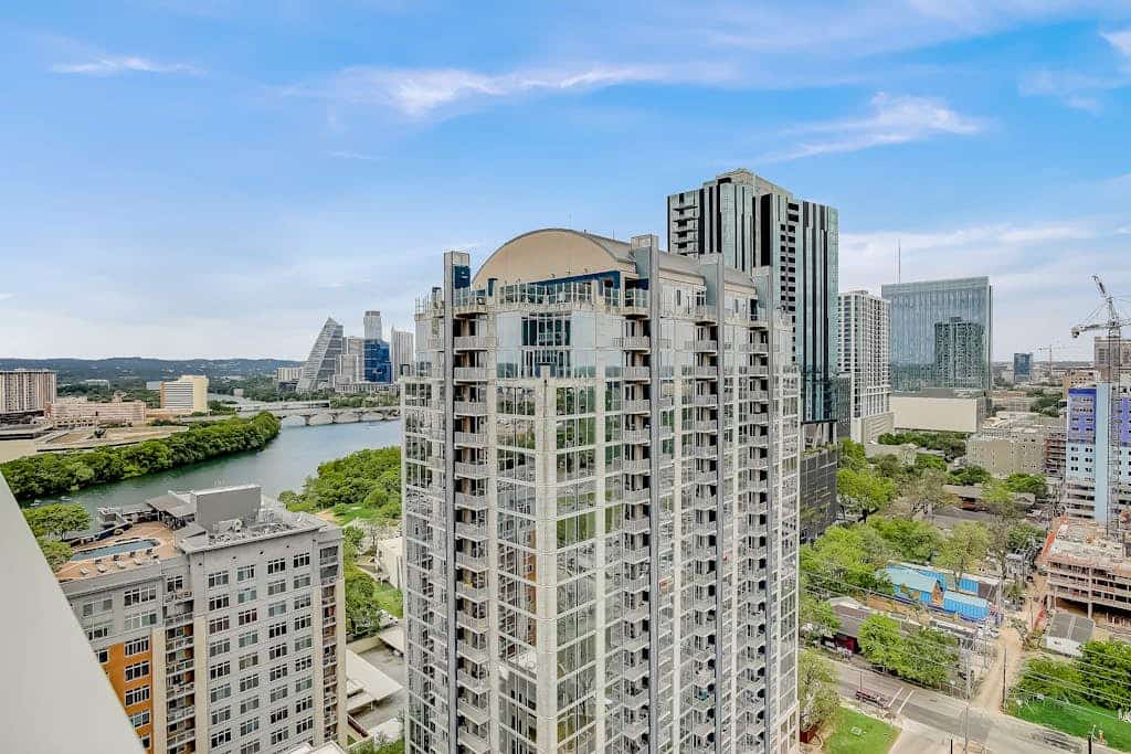 Brand new Rainey St. condo - city & water-view balcony - pool & gym - dogs OK