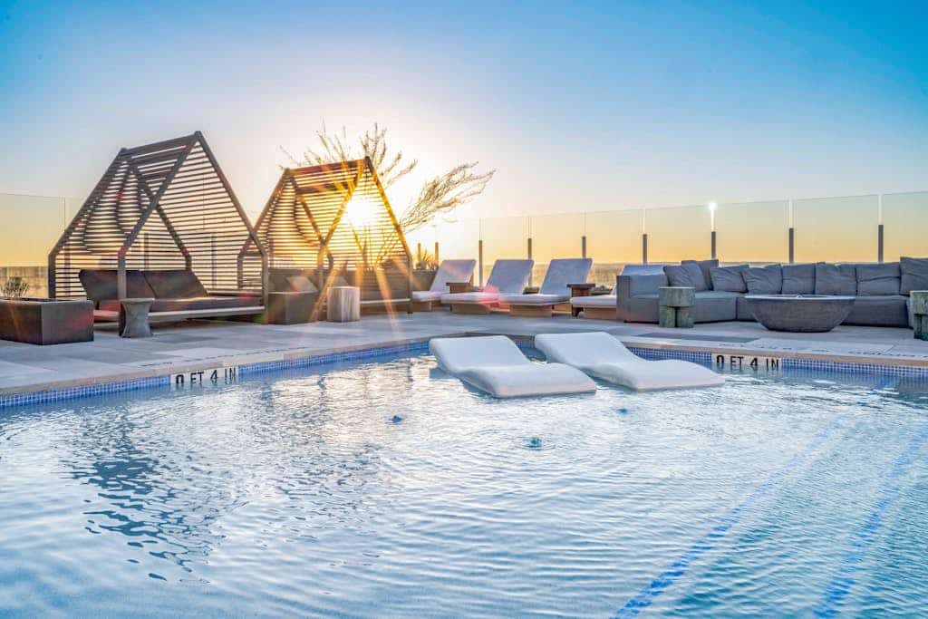 Brand new Rainey St. condo - city & water-view balcony - pool & gym - dogs OK