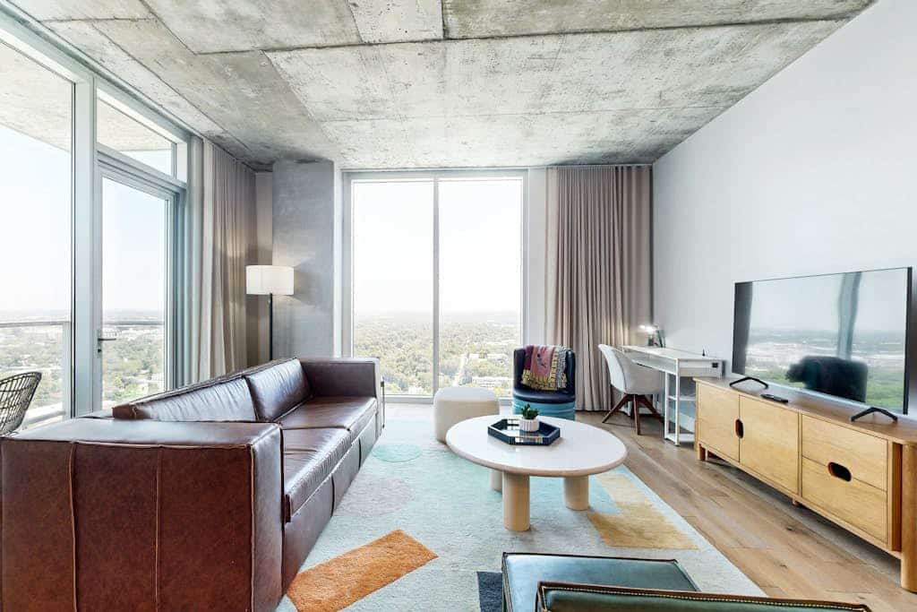 Brand-new Rainey St. corner condo with lake-view balcony - gym & rooftop pool