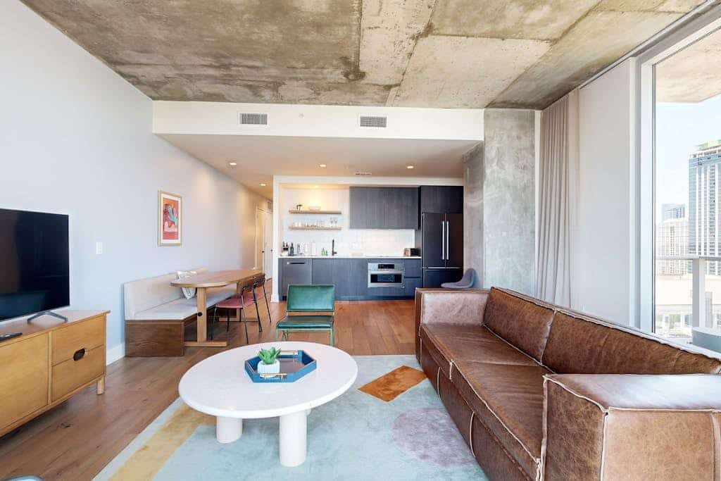 Brand-new Rainey St. corner condo with lake-view balcony - gym & rooftop pool