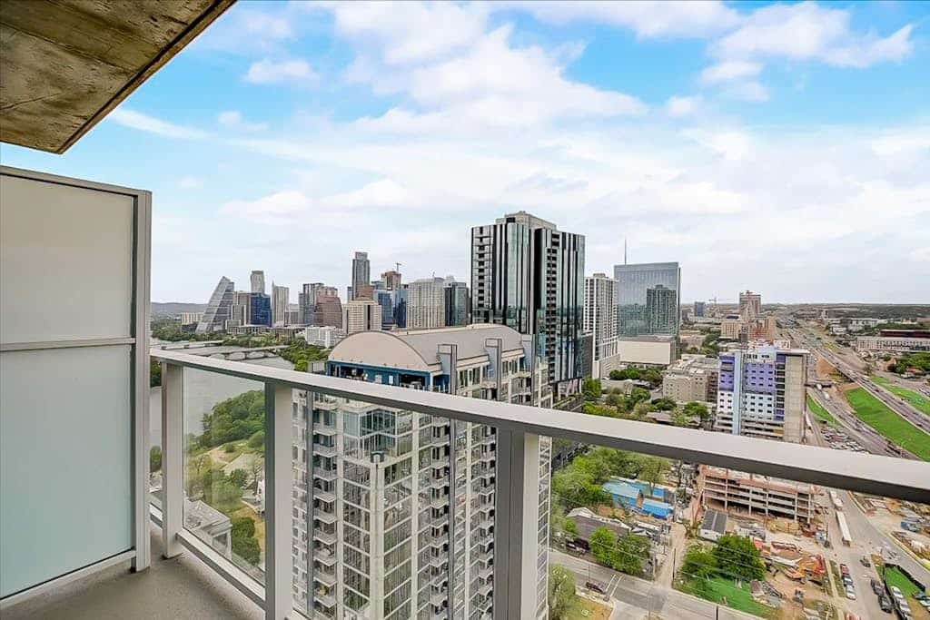 Luxury 28th Flr Luxe Condo, Balcony Views, Dog-Friendly