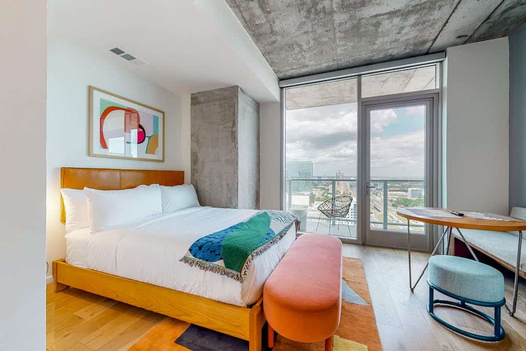 Modern, 31st-floor studio with amazing lake view, balcony, rooftop pool, & gym