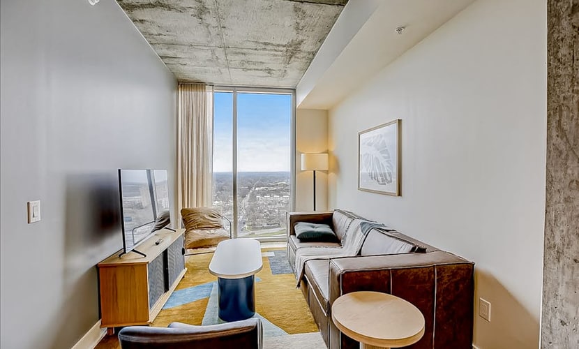Austin city sunrise-view condo Rainey Street - rooftop pool & gym - dogs OK