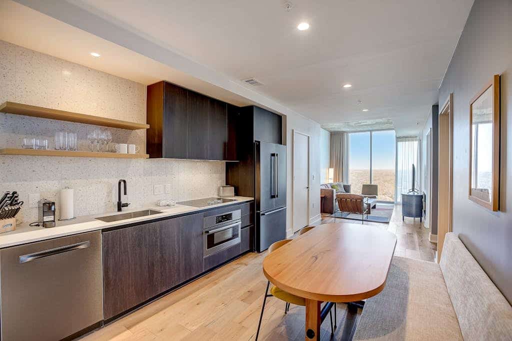 Luxe 21st flr condo with balcony - rooftop pool and gym