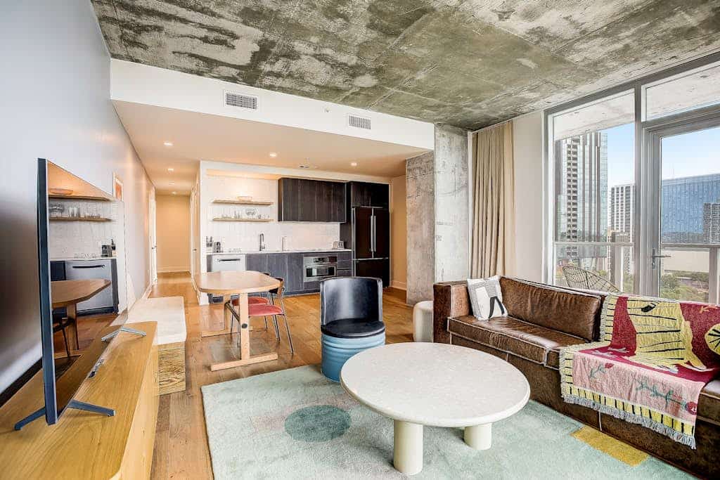 Natiivo Austin condo with serene city-view balcony - rooftop pool & gym