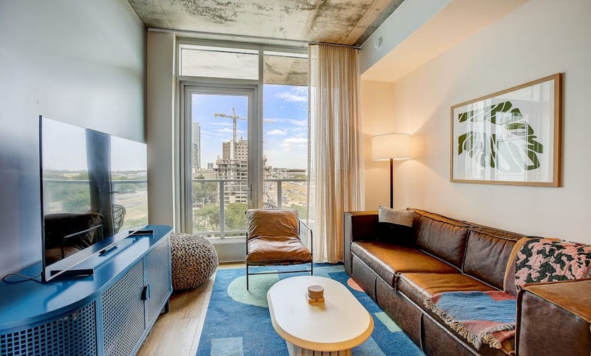 Modern Rainey Street condo with rooftop pool & lounge - walk everywhere