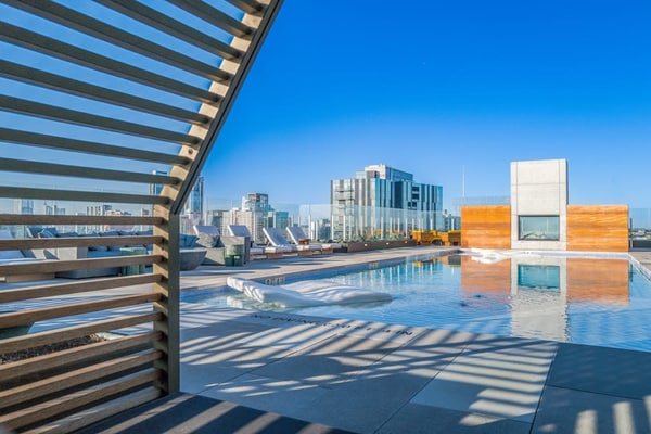 Modern Rainey Street condo with rooftop pool & lounge - walk everywhere